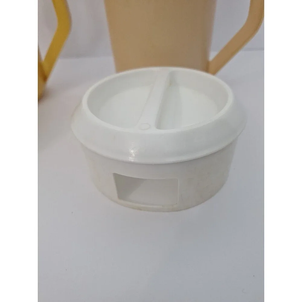 Vintage RUBBERMAID 2 1/4 Quart Pitcher Gold w/ White Lid J-2445 